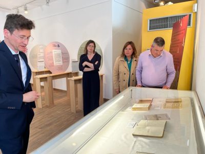 La sala de exposiciones de la Casa Museo Miguel Hernández acoge la muestra “Querido amigo… Miguel Hernández y las cartas a José María de Cossío”, creada por la Vicepresidencia del Gobierno y la Consejería de Cultura de Cantabria 