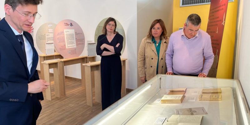 La sala de exposiciones de la Casa Museo Miguel Hernández acoge la muestra “Querido amigo… Miguel Hernández y las cartas a José María de Cossío”, creada por la Vicepresidencia del Gobierno y la Consejería de Cultura de Cantabria