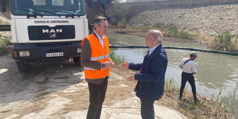 Orihuela sustituye la barrera que evita el paso de flotantes en el Río