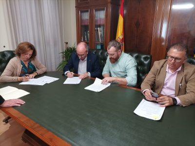 Almoradí firma un convenio para la integración laboral de usuarios de ADA
