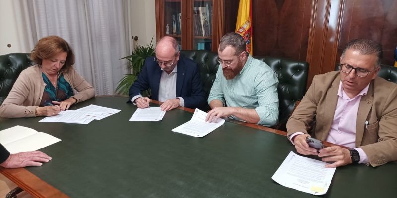 Almoradí firma un convenio para la integración laboral de usuarios de ADA