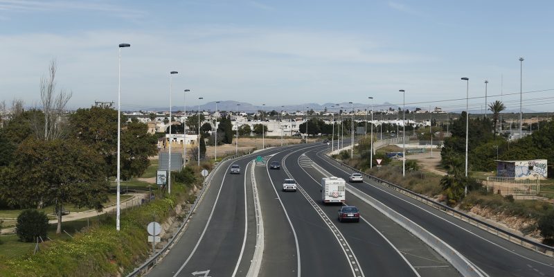 Comienzan los trabajos de mantenimiento del alumbrado de la N-332 en Torrevieja