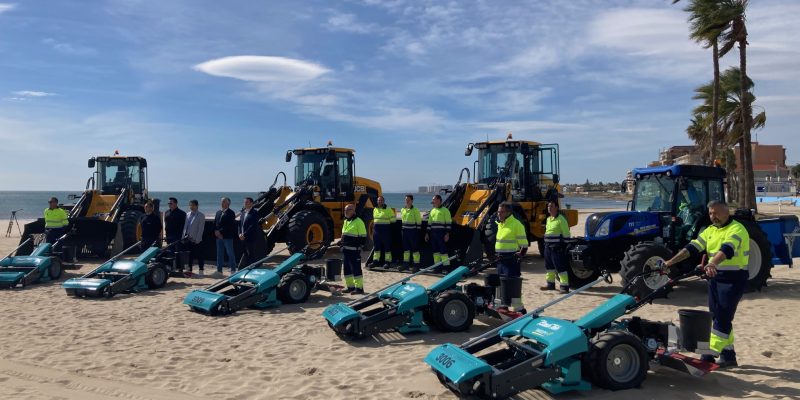 Torrevieja presenta los nuevos vehículos y la maquinaria de limpieza de playas
