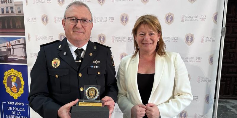 La Policía Local de Albatera recibe la distinción honorífica de la Generalitat