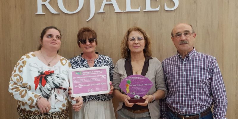 La Asociación de Personas con Diversidad Funcional ADIS ha querido reconocer el apoyo que presta a la entidad la primera teniente de alcalde del Ayuntamiento de Rojales, Inmaculada Chazarra, y le ha concedido su Premio a la Mujer 2023