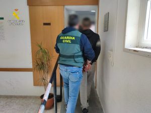 La Guardia Civil detene a tres personas por robo con violencia a dos agricultores