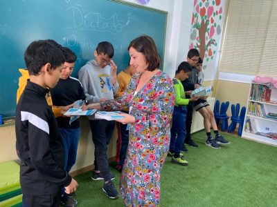 Orihuela entrega dípticos informativos de un proyecto del CEIP Virgen de la Puerta