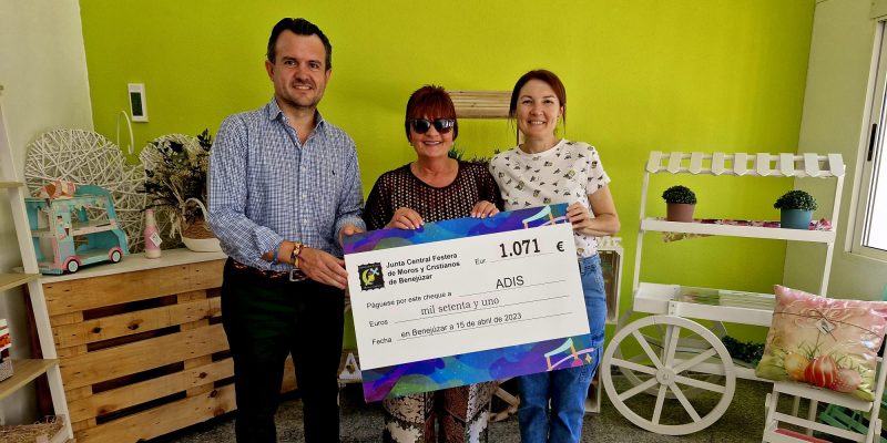ADIS recibe un donativo con la recaudación de un recital de música y poesía