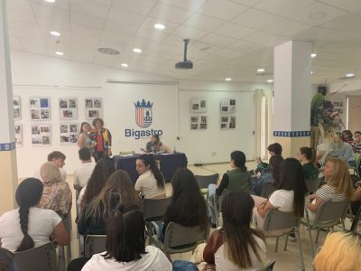 Casi un centenar de jóvenes de Bigastro reciben la beca para el transporte universitario