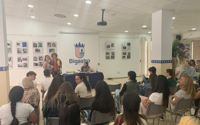 Casi un centenar de jóvenes de Bigastro reciben la beca para el transporte universitario