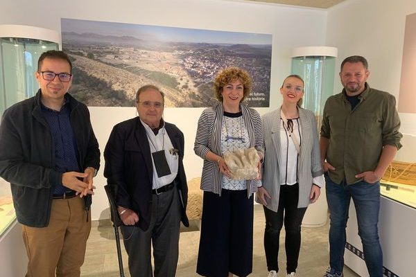 El Museo de Historia y Cultura de Bigastro recibe la donación de un capitel romano