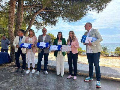 La alcaldesa de Orihuela recoge las 11 banderas azules otorgadas a sus playas