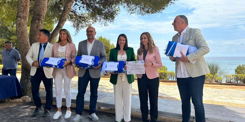 La alcaldesa de Orihuela recoge las 11 banderas azules otorgadas a sus playas