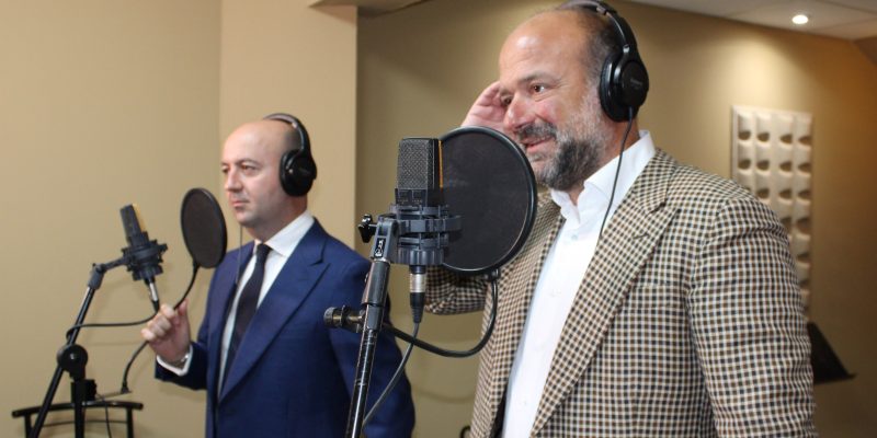 Un despacho de abogados crea audiocontenidos legales para extranjeros de la Vega Baja