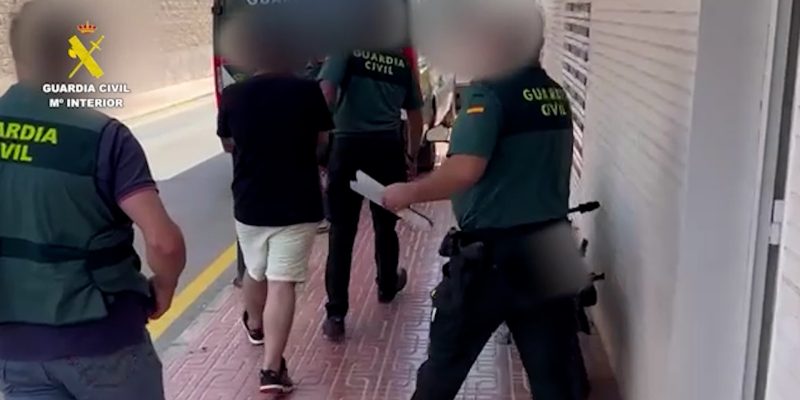 La Guardia Civil detiene a un hombre tras atracar un establecimiento con un cuchillo en Torrevieja