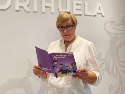 Orihuela distribuye la revista 'Creciendo en igualdad' en Educación Infantil