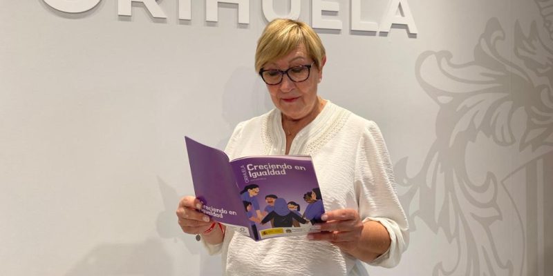 Orihuela distribuye la revista 'Creciendo en igualdad' en Educación Infantil