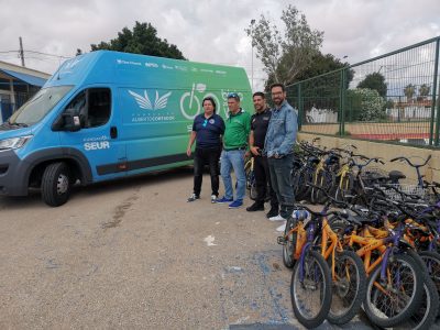 Torrevieja entrega 60 bicicletas a la asociación 'Bicis para la vida'
