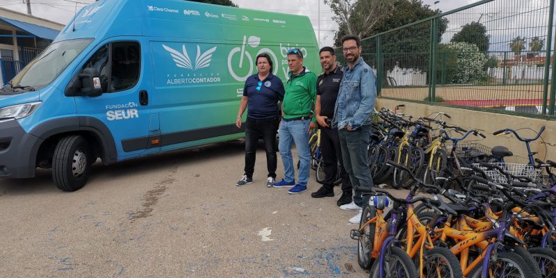 Torrevieja entrega 60 bicicletas a la asociación 'Bicis para la vida'