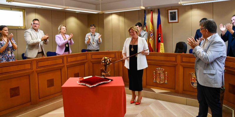 Ana Serna es investida alcaldesa de Albatera y repite en el cargo