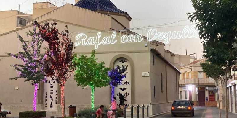 Rafal celebra el Orgullo LGTB+ con una fiesta en la plaza de La Parrala