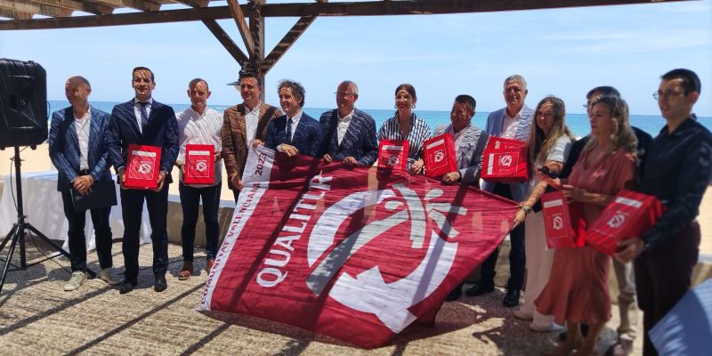 Torrevieja renueva sus 6 banderas Qualitur que certifican la calidad de sus playas