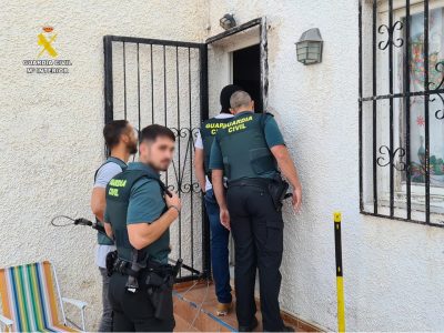 La Guardia Civil detiene a dos delincuentes por robos en comercios y viviendas de Guardamar