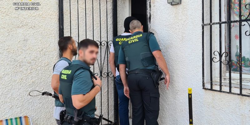 La Guardia Civil detiene a dos delincuentes por robos en comercios y viviendas de Guardamar