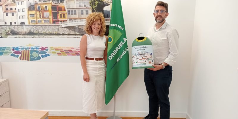 Orihuela optará a revalidar la Bandera Verde de la sostenibilidad hostelera de Ecovidrio. Para la concejala de RSU y Limpieza Viaria, Rocio Ortuño, este compromiso de reciclar envases de vidrio y de aplicar en sus negocios medidas de sostenibilidad se traduce en una mejora de los resultados y, con ello, un mayor ahorro energético y ambiental