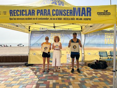 Orihuela inicia una campaña en Playa de La Glea sobre los beneficios del reciclaje