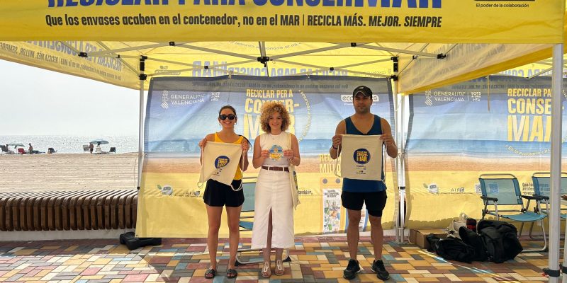 Orihuela inicia una campaña en Playa de La Glea sobre los beneficios del reciclaje