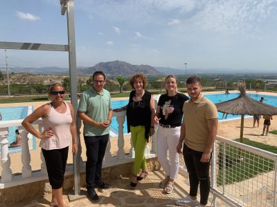 El Ayuntamiento de Bigastro, a través de la concejalía de Cultura, ha puesto en marcha el servicio de Bibliopiscina, una iniciativa que como ha explicado la concejal de área, Alejandra Moya, “se lleva a cabo con la intención de que todos los usuarios de la piscina municipal, en la zona de ocio de La Pedrera, puedan disfrutar de la lectura mientras se dan un refrescante chapuzón”.