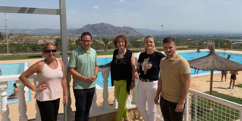 El Ayuntamiento de Bigastro, a través de la concejalía de Cultura, ha puesto en marcha el servicio de Bibliopiscina, una iniciativa que como ha explicado la concejal de área, Alejandra Moya, “se lleva a cabo con la intención de que todos los usuarios de la piscina municipal, en la zona de ocio de La Pedrera, puedan disfrutar de la lectura mientras se dan un refrescante chapuzón”.