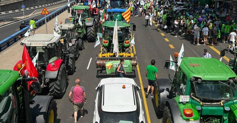 Más de 100 agricultores y 10 tractores de LA UNIÓ han defendido al sector en Madrid