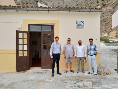 Un profesor indio y un escritor colombiano vistian lugares hernandianos de Orihuela