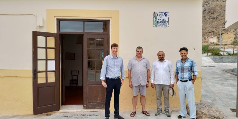 Un profesor indio y un escritor colombiano vistian lugares hernandianos de Orihuela
