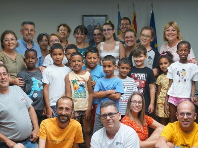 Rafal recibe la visita de niños saharauis acogidos durante el verano