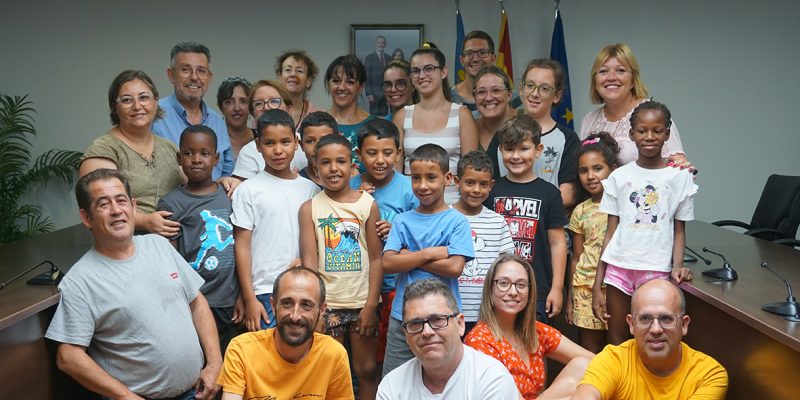 Rafal recibe la visita de niños saharauis acogidos durante el verano