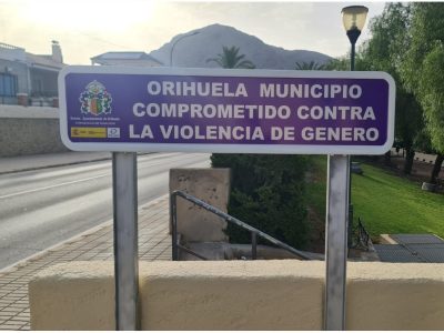 Orihuela elimina las pintadas realizadas en las señales contra la violencia de género