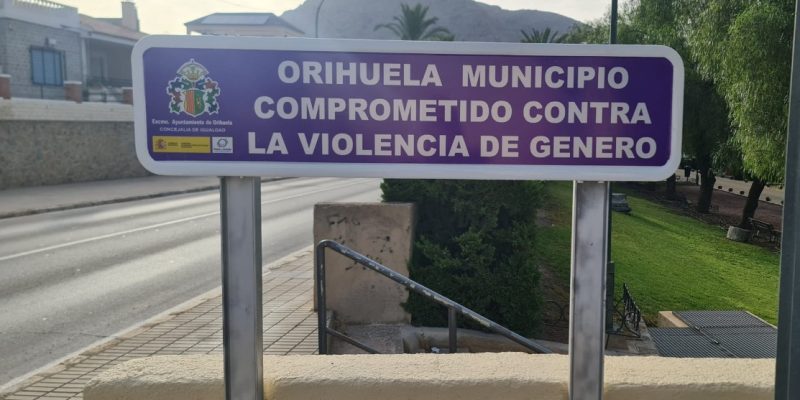 Orihuela elimina las pintadas realizadas en las señales contra la violencia de género