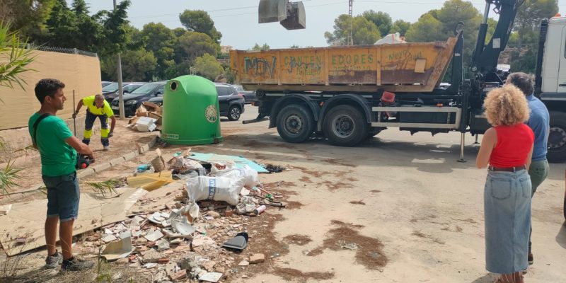 Orihuela retira históricas escombrersa de la vía pública en la costa