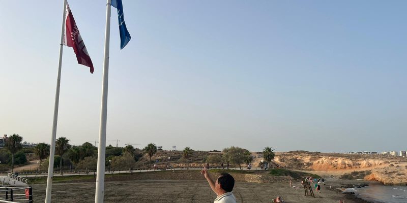La bandera azul vuelve a ondear en Cala Mosca de Orihuela