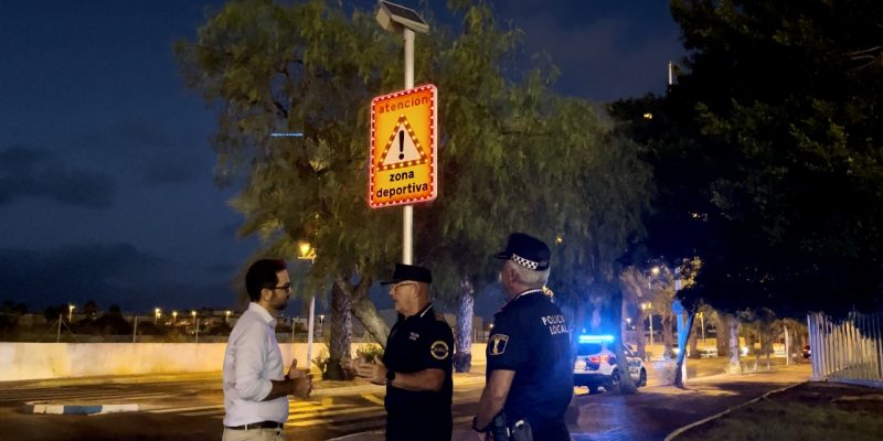 Torrevieja instala señales de tráfico luminosas en varios puntos de la ciudad