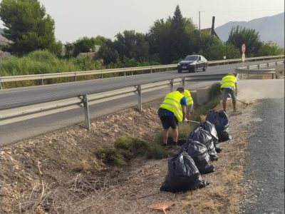 Orihuela limpia el vial que une la carretera de Hurchillo con la de Arneva