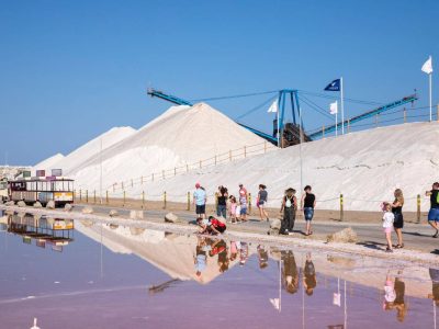 Torrevieja atiende a más de 4.000 visitantes en sus oficinas de turismo en junio y julio