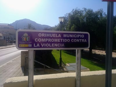 El PSOE de Orihuela pide que retiren las pintadas aparecidas en los carteles contra la violencia de género