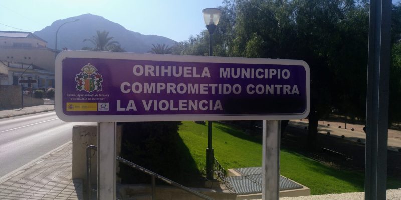 El PSOE de Orihuela pide que retiren las pintadas aparecidas en los carteles contra la violencia de género