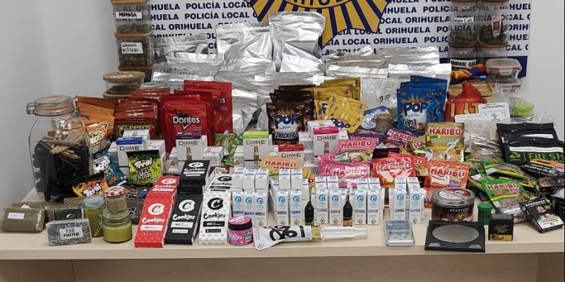 La Policía Local de Orihuela incauta marihuana, hachís y estupefacientes en un local de la costa