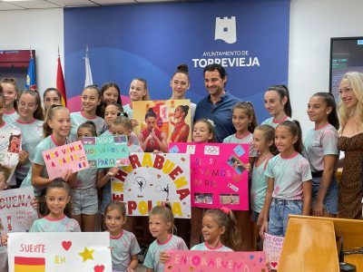 El Ayuntamiento de Torrevieja recibe a la gimnasta Polina Berezina