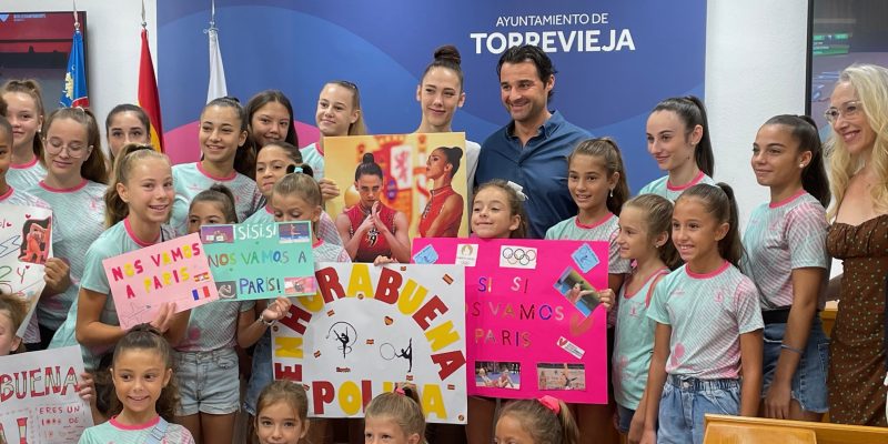 El Ayuntamiento de Torrevieja recibe a la gimnasta Polina Berezina